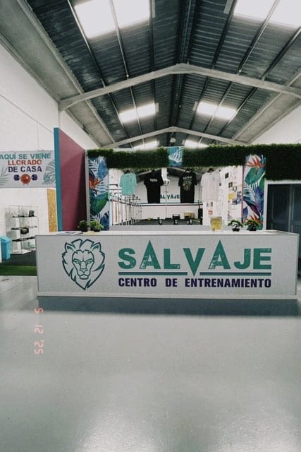 Recepción de Salvaje con el mostrador del logo
