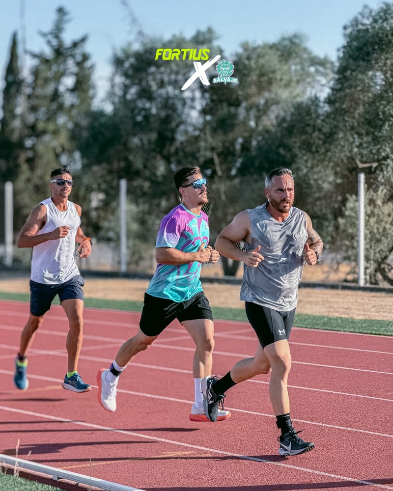 Dos salvajes corriendo a fondo en una carrera de competición