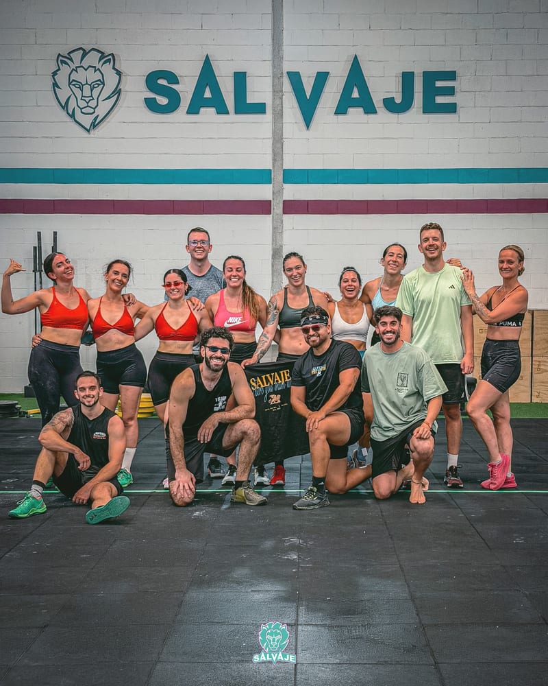 El grupo de Salvaje celebrando bajo el logo del león