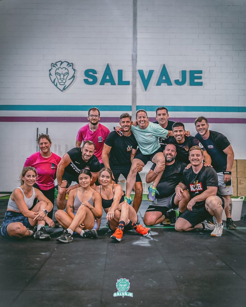 El grupo de Salvaje posando tras una clase bajo el rótulo del box