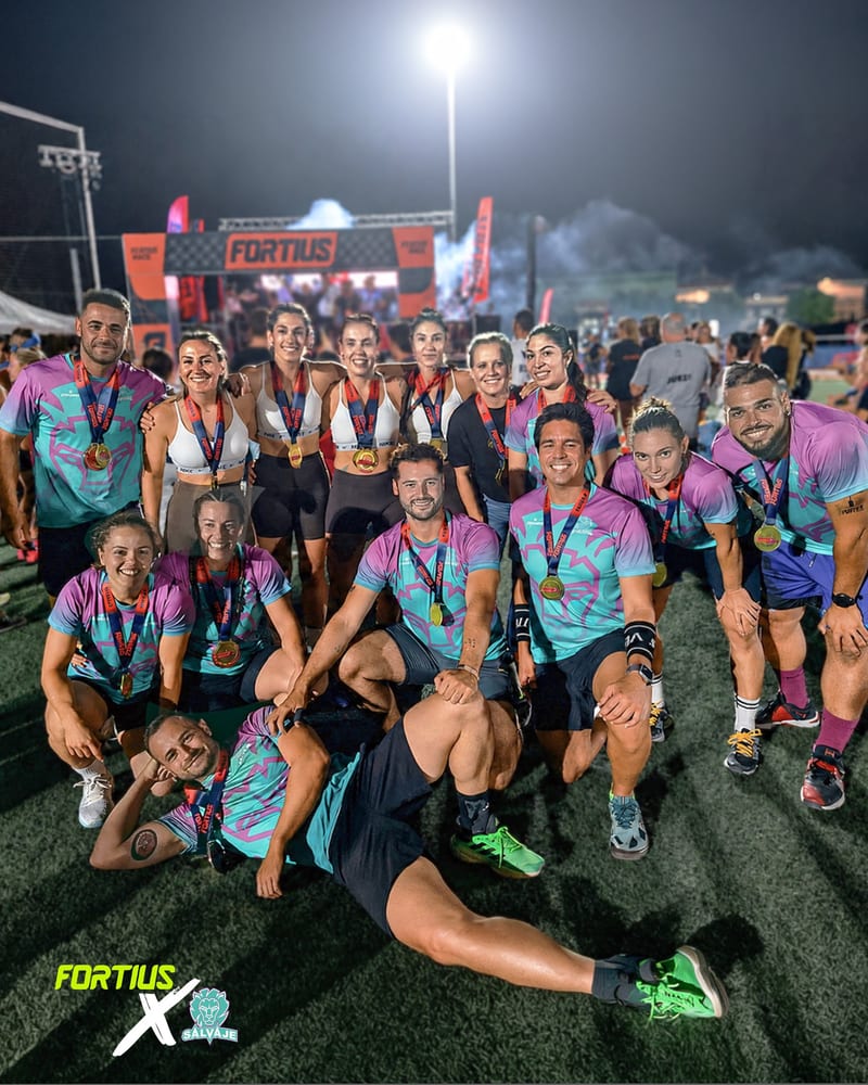 El equipo de Salvaje con las medallas al cuello tras competir