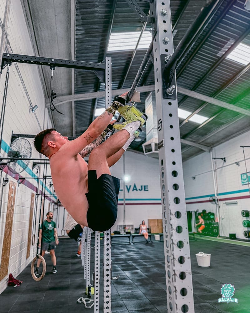 Atleta de Salvaje haciendo toes to bar