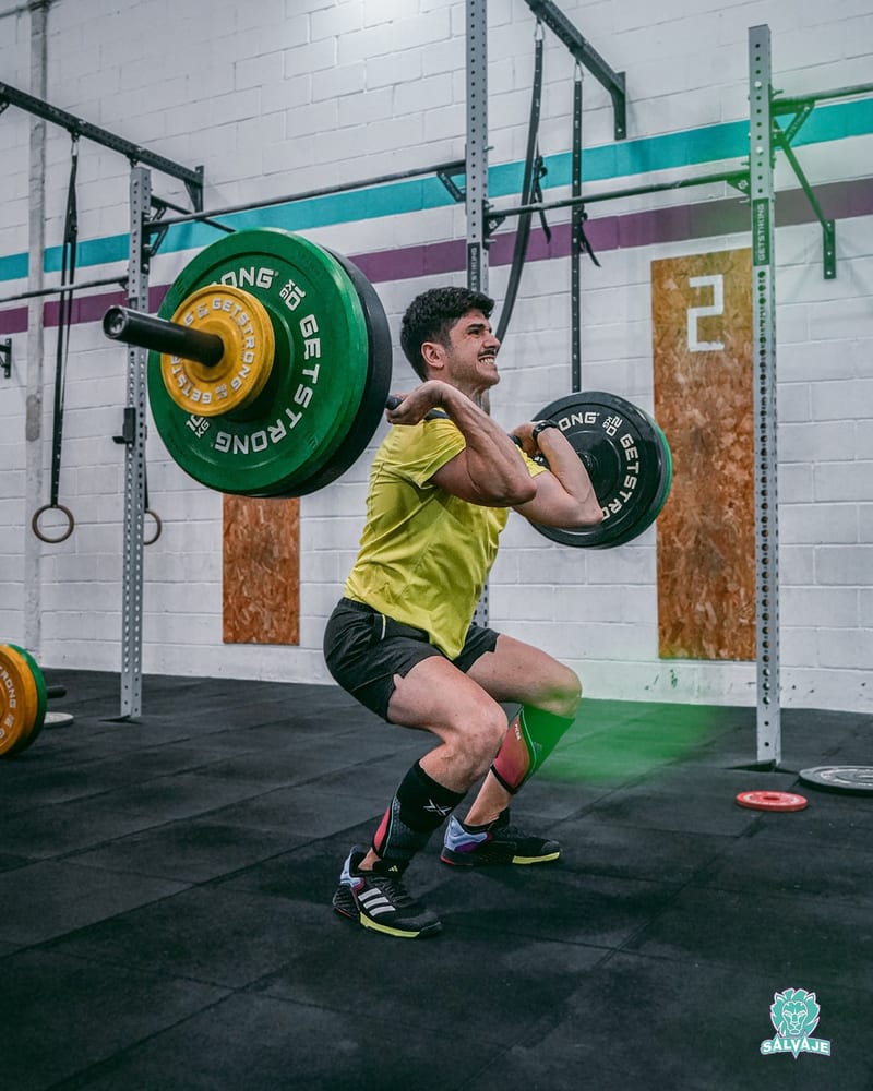 Atleta de Salvaje recibiendo un squat clean