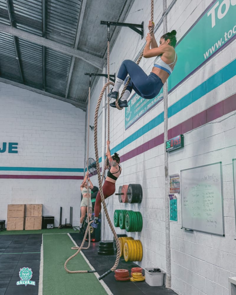 Salvaje haciendo climbing rope en el rig